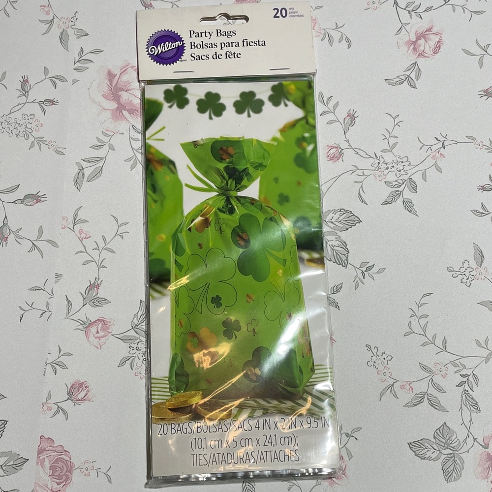 St. Patrick's Day Party Set - Green and White NWT - Picture 5 of 10